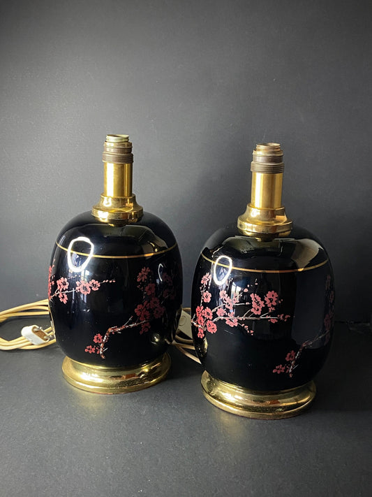 Juego de 2 hermosas lámparas de jarrón japonesas de porcelana japonesa Black Ground Famille Noir con motivo floral de la década de 1950