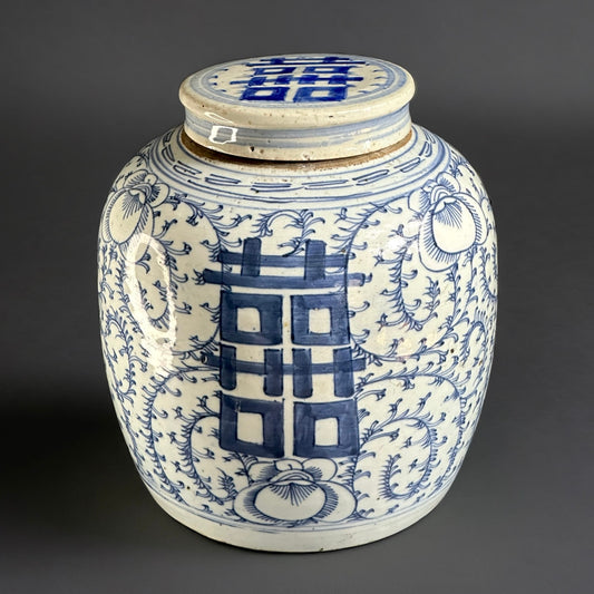 19世纪70年代，带“双喜”纹饰和卷草纹饰的中国青花瓷姜罐（带盖）