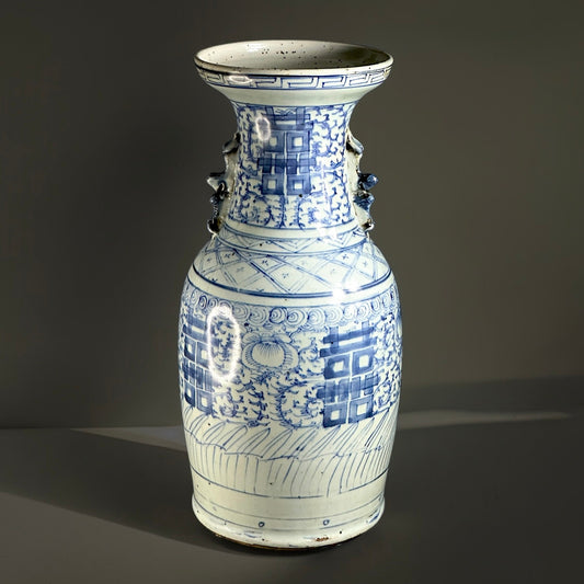 19世纪大型中国清代青花瓷瓶，饰有石狮和双喜纹，16.5英寸