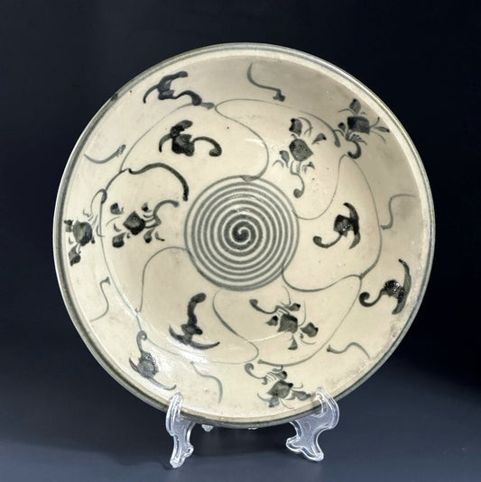 17th c. Chinese Pottery Shallow Bowl with Auspicious Fungi Decoration Ming