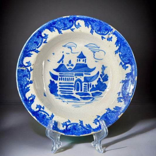 1730–1770s, Spanish Talavera Plate – Chinoiserie Pagoda & Scroll Rim, Hand-Painted Blue on White,
