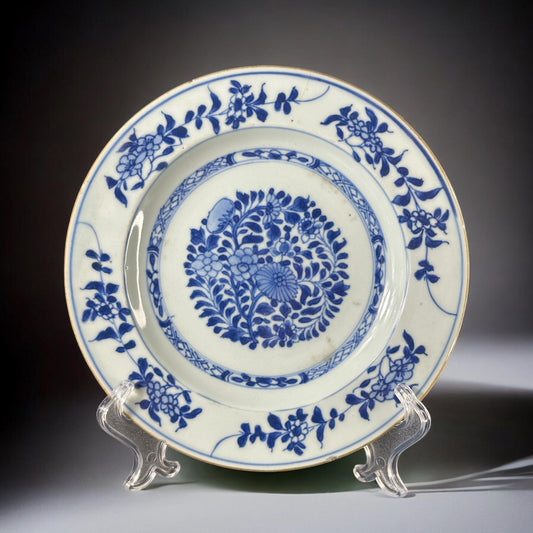 1736–1795年。中国瓷盘 – 清朝乾隆时期，缠枝花卉纹