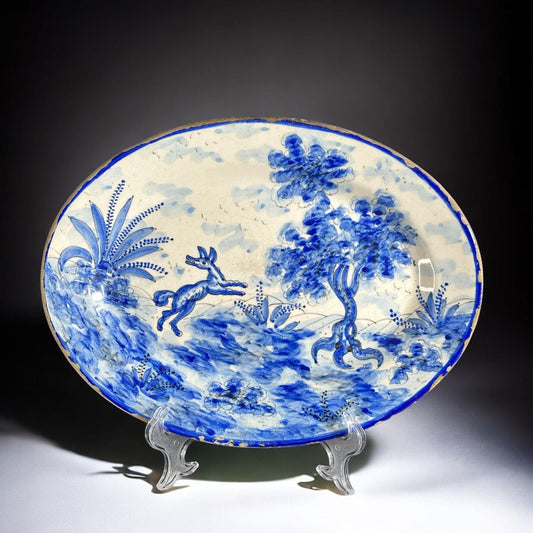 1820–1880年，西班牙塔拉维拉彩陶椭圆形大盘 – 蓝白狩猎场景，19世纪