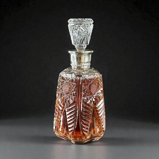 Decantador de cristal tallado c. 1910 con cuello de plata y grabado geométrico, 650 ml
