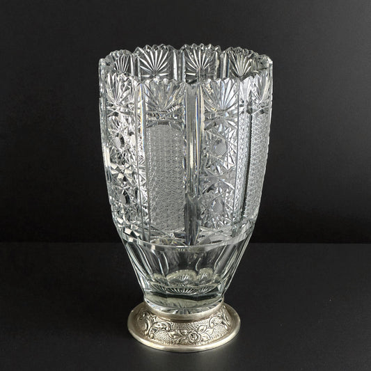 Jarrón de cristal tallado francés o bohemio de principios del siglo XX con montura bañada en plata