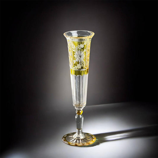 Jarrón de vidrio grabadode superposición ámbar bohemio, c. 1890-1910, 22.86 cm