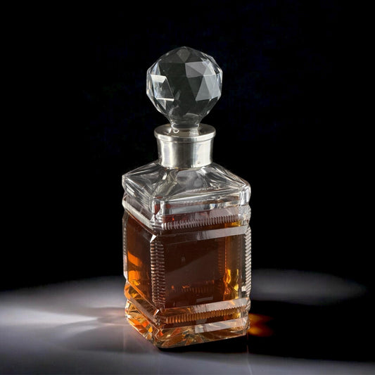 Decantador europeo de cristal tallado c.1935–1948 con cuello de plata y tapón facetado