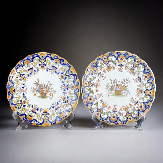 Platos de loza estilo Ruán francés con cestas florales, par, 24,4 cm, c. 1790-1820