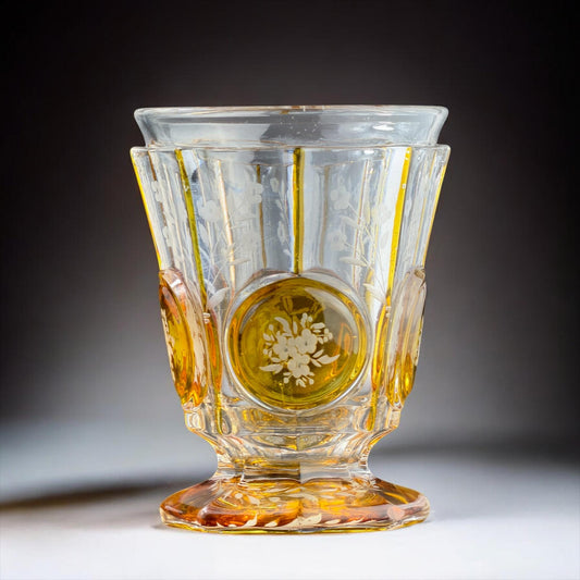 Jarrón de cristal tallado ámbar de finales del siglo XIX con medallones florales, Francia/Bohemia, 12 cm