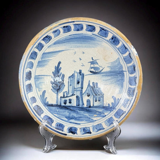 Plato catalán de loza azul y blanca con escena de barco, c. 1750-1820, España, 25 cm