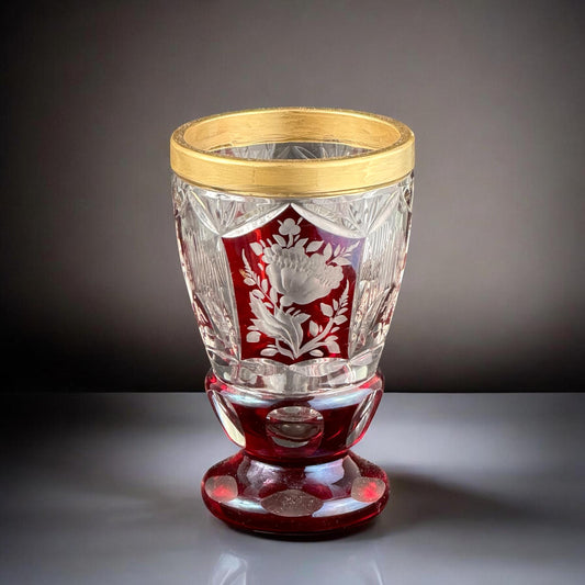 Prunkglas alemán de mediados de siglo, cristal tallado rojo con grabado floral y borde dorado, 15,5 cm